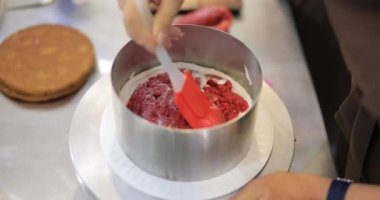 Pastaya ahududu reçeli sıkıştır.