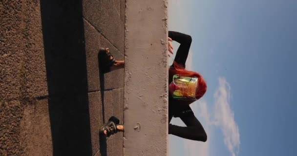 Кіберпанк незвичайна жінка танцює в місті — стокове відео
