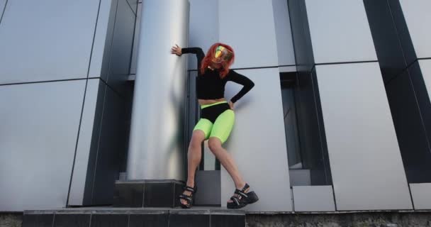 Cyber punk nő táncol szokatlan egy városban — Stock videók