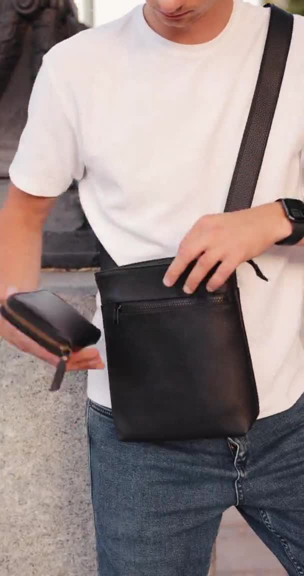 Homem coloca bolsa em um saco de mensageiro — Vídeo de Stock