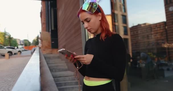 Cyber punk mujer inusual haciendo selfie — Vídeo de stock