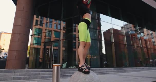 Cyber punk femme dansant dans une ville — Video