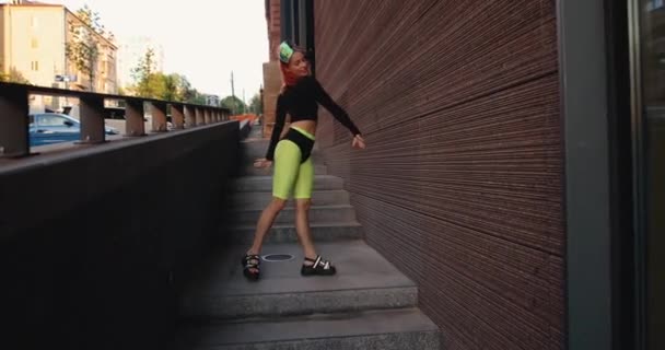 Cyber punk γυναίκα χορεύει σε μια πόλη — Αρχείο Βίντεο