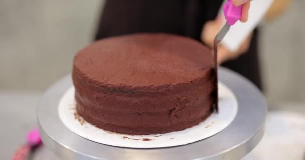 Cake bakken tijdens een culinaire masterclass — Stockvideo