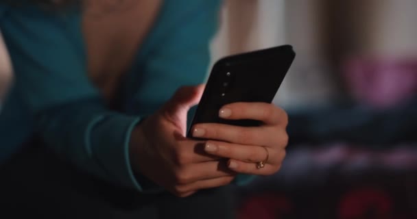 Hände mit Smartphone zu Hause — Stockvideo