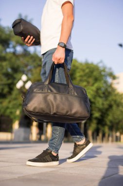 Kentte elinde torbayla dolaşan tanınmamış bir adam.