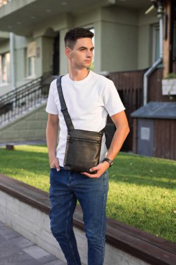Kurye çantası tutan adam.