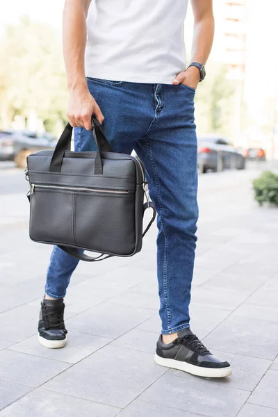 Absztrakt ember járkál a városban egy táskával a kezében. — Stock Fotó