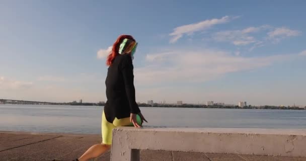 Cyber punk ασυνήθιστη γυναίκα χορεύει σε μια πόλη — Αρχείο Βίντεο