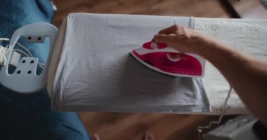 Ev tahtasındaki POV adamı elbiseyi ütülüyor