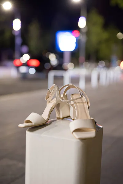 Tacones de lujo en la ciudad nocturna —  Fotos de Stock