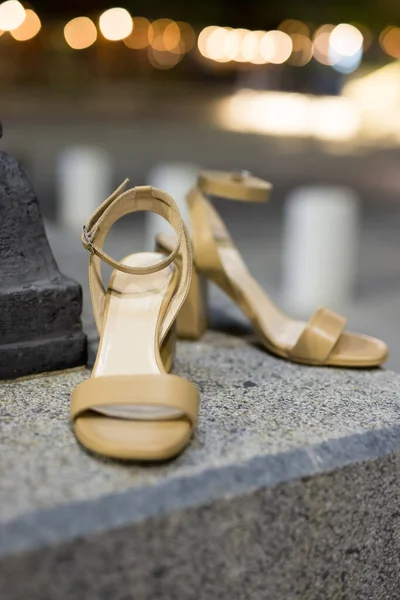 Luxusní zlaté podpatky v nočním městě — Stock fotografie