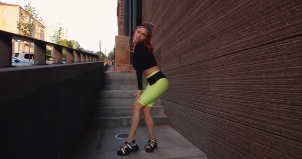Cyber punk nő táncol egy városban — Stock videók