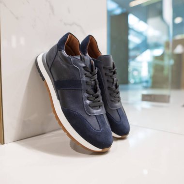 Ayakkabı mağazasında yeni bir spor ayakkabı.