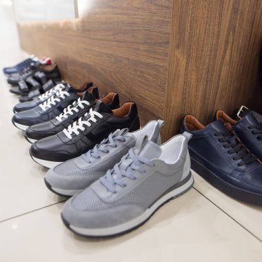 Seçmek için koleksiyon Ayakkabı mağazasında yeni bir spor ayakkabı