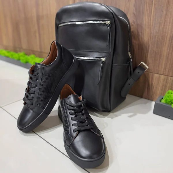 Новые черные кроссовки в обувном магазине — стоковое фото