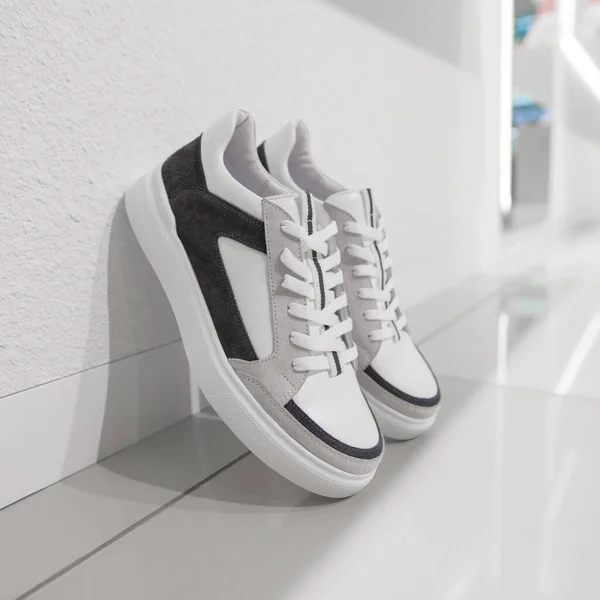Nowe białe trampki w sklepie z butami — Zdjęcie stockowe