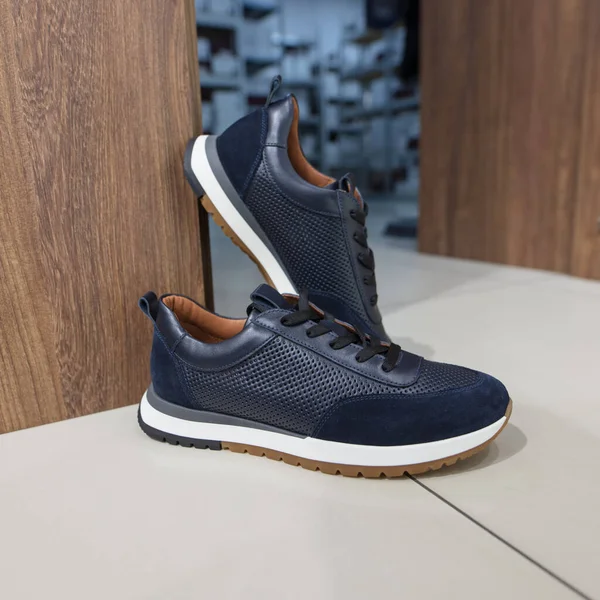 신발 가게의 새로운 짙은 청색 스니커즈 — 스톡 사진