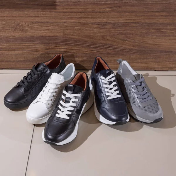 Колекція для вибору нові кросівки в магазині взуття — стокове фото
