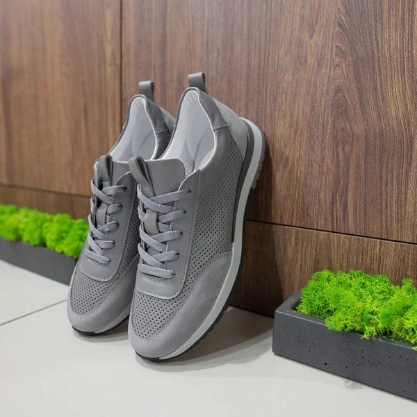 신발 가게의 새로운 회색 운동화 — 스톡 사진