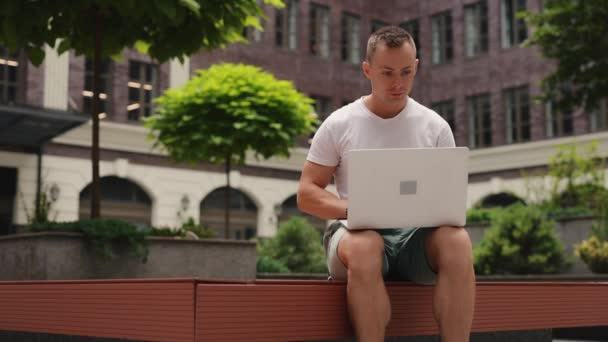 Man använder laptop och glad eftersom han vinner på satsningar — Stockvideo