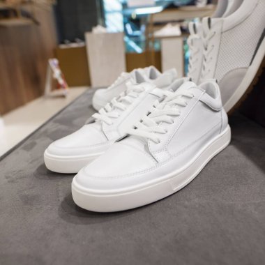 Ayakkabı mağazasında yeni bir beyaz spor ayakkabı.