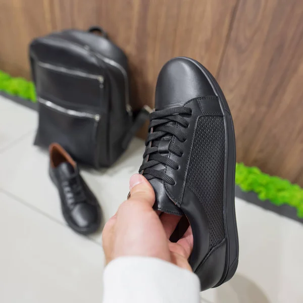Тримає Нові Чорні Кросівки Магазині Взуття — стокове фото