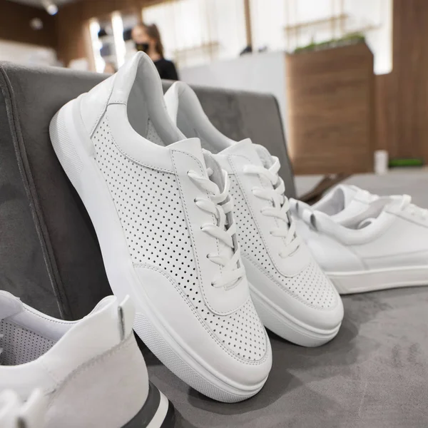 Нові Білі Кросівки Магазині Взуття — стокове фото