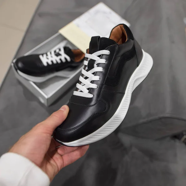 Розпакування Нових Чорних Кросівок Магазині Взуття — стокове фото