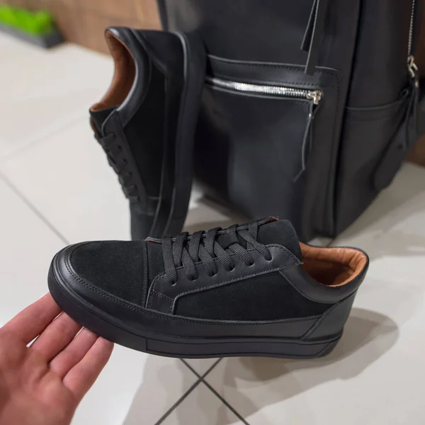 Пов Чоловіча Рука Вибирає Нові Чорні Кросівки Магазині Взуття — стокове фото