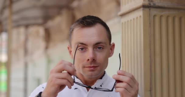 El hombre tiene miopía usando anteojos — Vídeo de stock