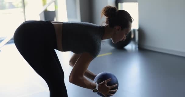 Женщина делает упражнения на доске в спортзале — стоковое видео