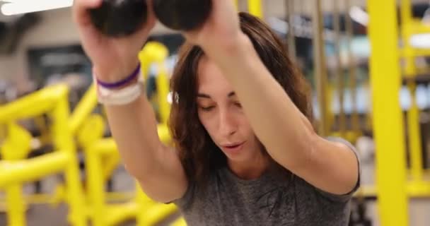 Femme faire triceps sur le bloc exercice — Video