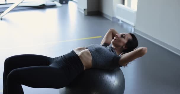 Женщина делает упражнения для накачки ABS мышцы — стоковое видео