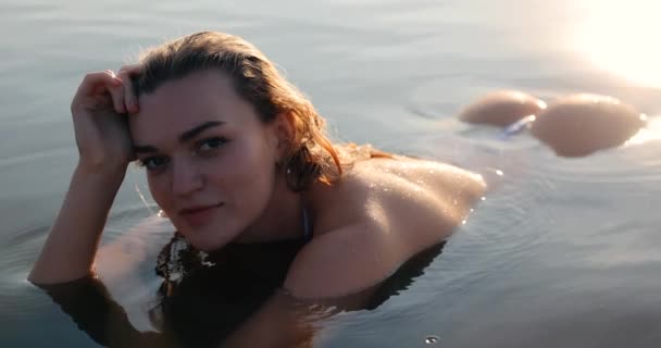 Belle femme couchée dans le lac — Video