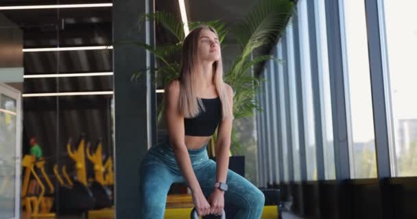 Młoda kobieta robi przysiady w siłowni — Wideo stockowe