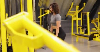 Kadın blok egzersizinde triseps yapıyor.