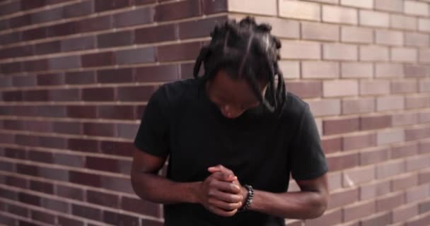 Nevető afro-amerikai férfi raszta közelében téglafal — Stock videók