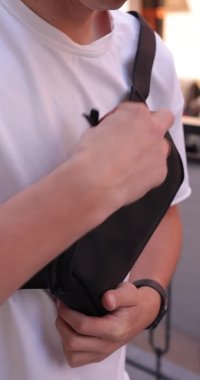 Kurye çantasından bir çanta al.