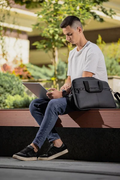 Blogger Hombre Trabajando Por Computadora Portátil Sentado Patio —  Fotos de Stock