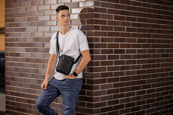 Man Som Håller Sin Nya Svarta Läder Messenger Väska Lutar — Stockfoto