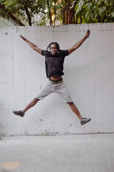 Ugrál Boldog Afrikai Férfi Városban — Stock Fotó