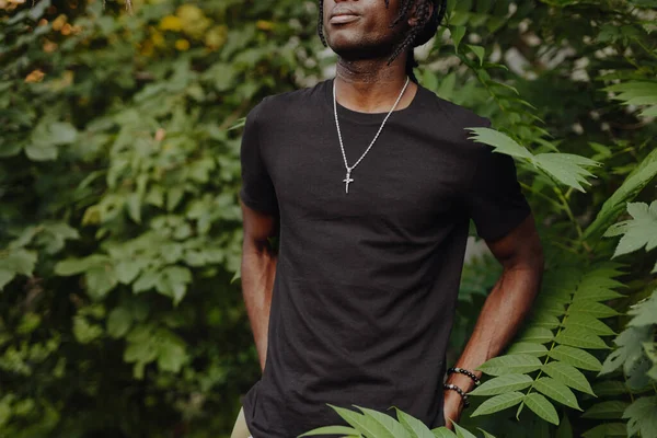 Портрет Африканця Чорній Футболці Дредами Зеленому Листі — стокове фото