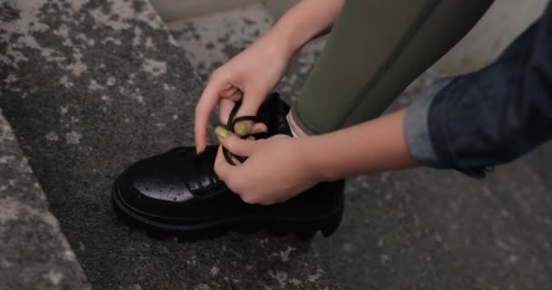 Mujer de cámara lenta corbata cordones al aire libre — Vídeos de Stock