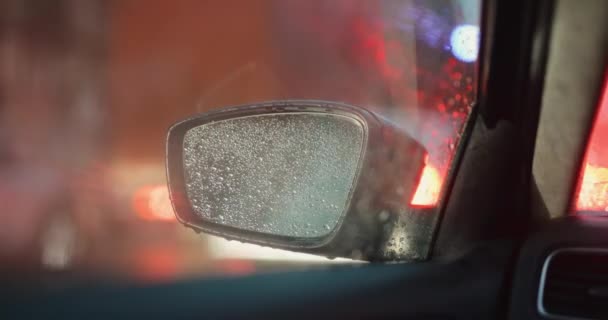 Espejo retrovisor lateral en un coche bajo lluvia — Vídeos de Stock