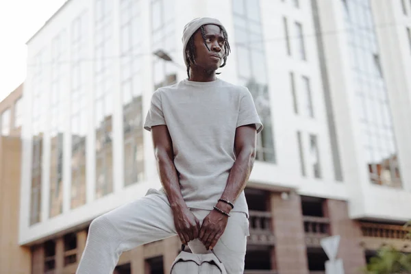 Retrato de moda Hombre afroamericano con mochila en una ciudad — Foto de Stock