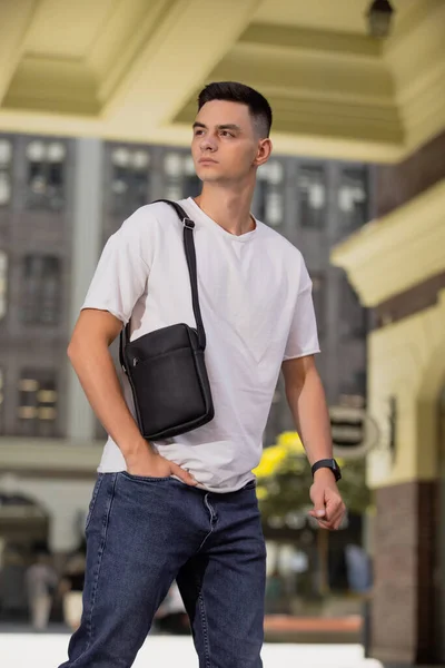 Uomo in possesso della sua nuova borsa messaggero — Foto Stock