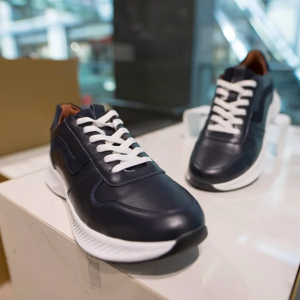 Нові кросівки в магазині взуття — стокове фото