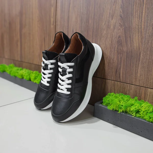 Нові чорні кросівки в магазині взуття — стокове фото