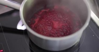 Kirazı tencerede kaynatın.